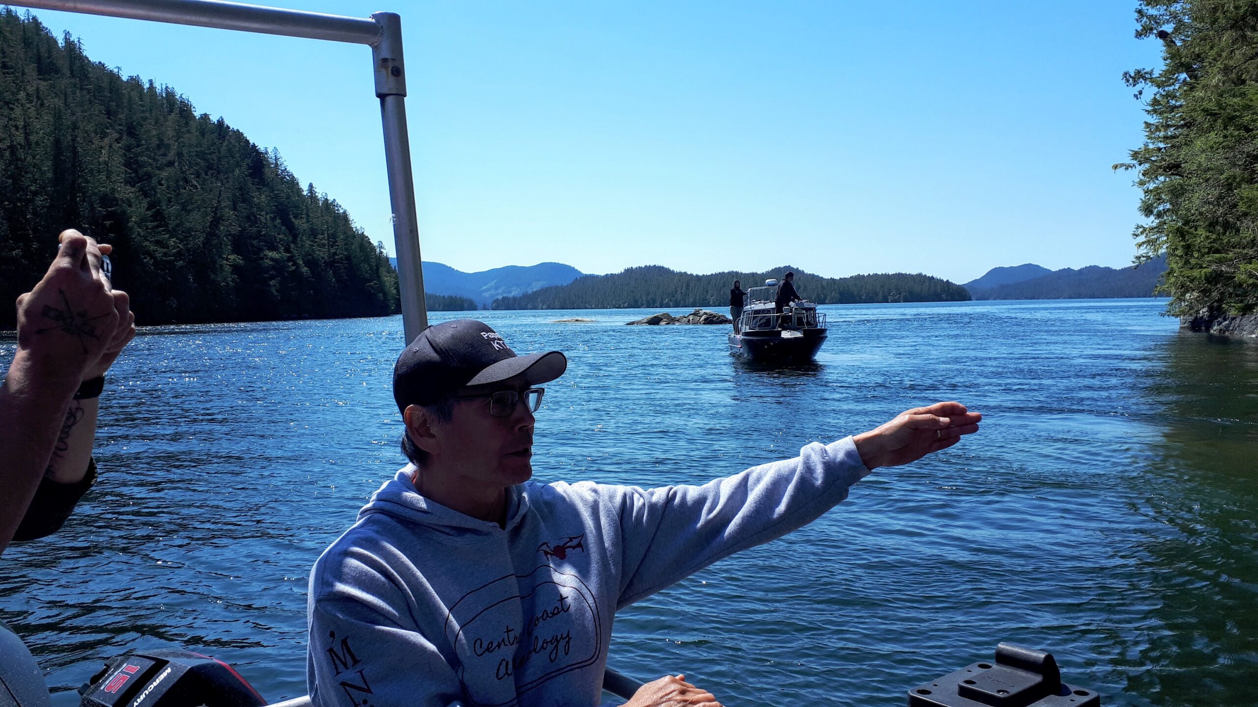 Q̓íx̌itasu Elroy White points to an ancient rock painting on exposed rock in Haíłzaqv territory.